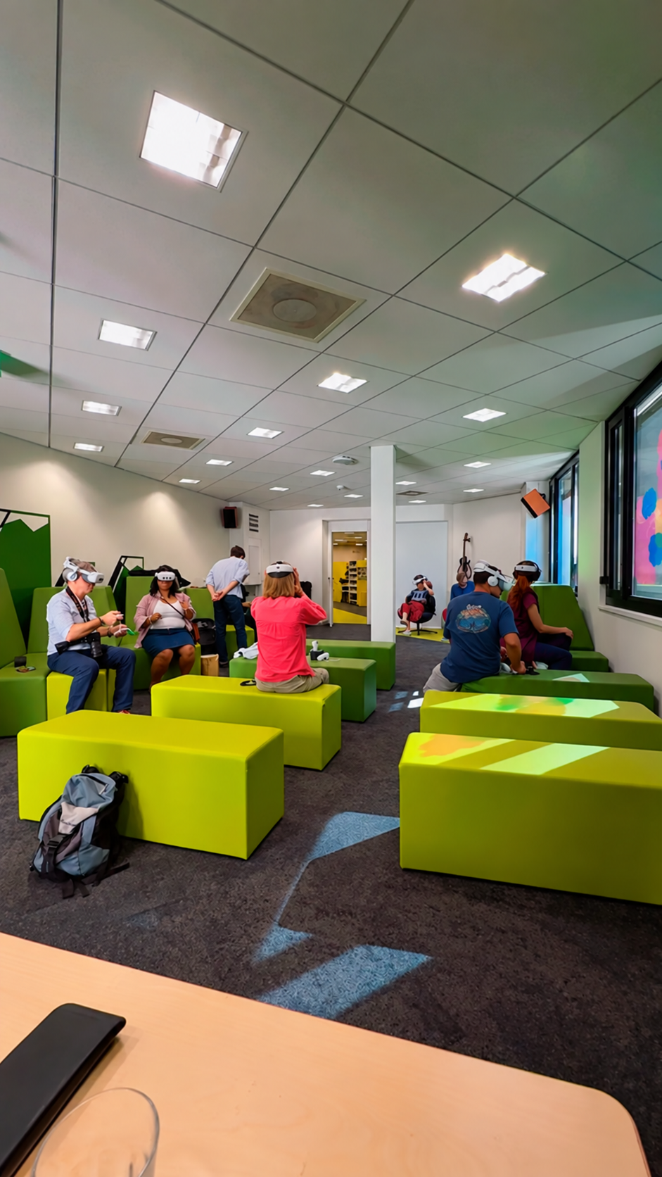 Visiteurs découvrant Virtual Hall en réalité virtuelle dans l’Espace musique de la BM Cité de Genève.
