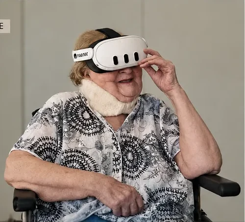 Une résidente d’EMS portant un casque de réalité virtuelle ajuste l’appareil pendant l’expérience musicale.