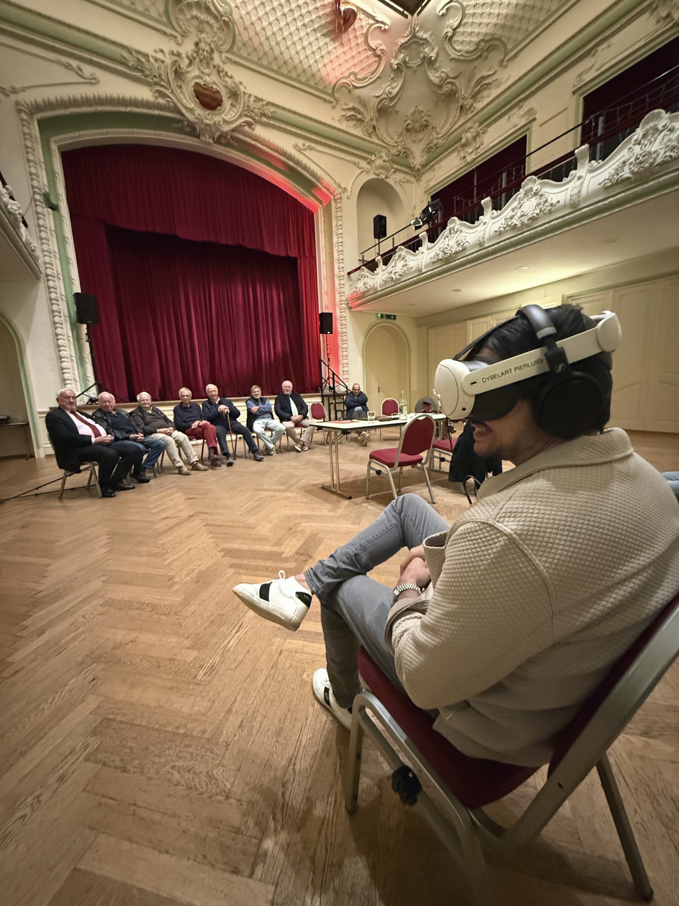 Osservare i musicisti a 360° e lasciare che la musica prenda tutto il suo spazio.